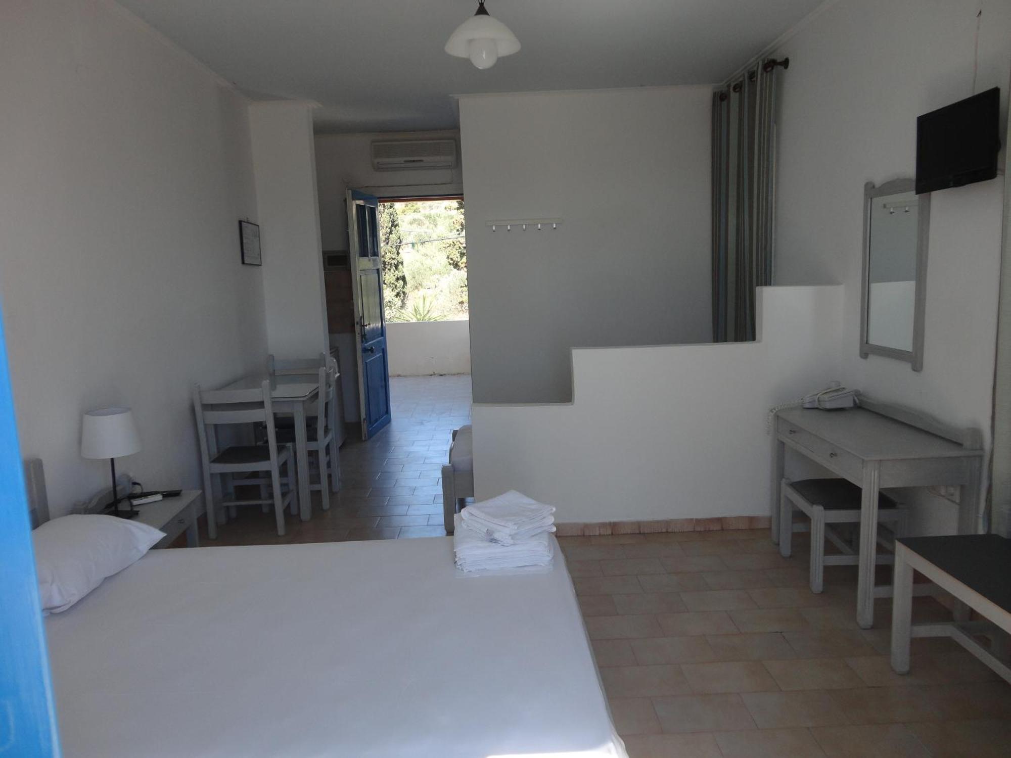 Lianos Hotel Apartments Spetses Town Exterior photo